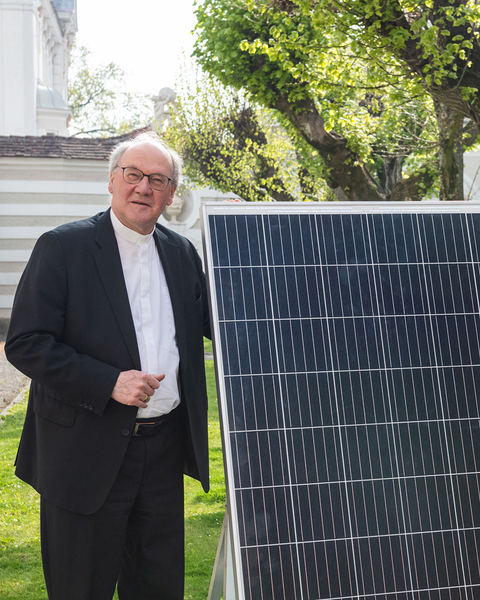 Bischof Alois Schwarz setzt sich für die Energiegewinnung durch Photovoltaik-Anlagen ein