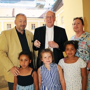 Bischof Alois Schwarz mit Alice und Peter Pitzinger (Vorsitzender des NÖ Katholischen Familienverbandes) und deren Enkelkinder.