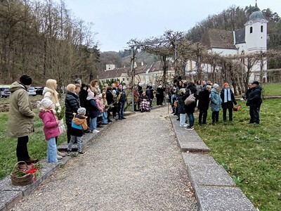 Die versammelte Gemeinde wartet auf Diakon Ziegler, Ministrantinnen und Ministranten.