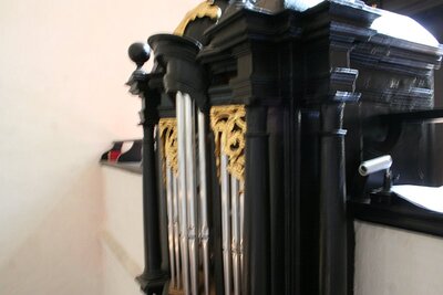 Die Allgäuer Orgel - ein modernes zweimanualiges Instrument im historischen Gehäuse.