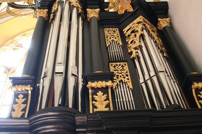 Die Allgäuer Orgel - ein modernes zweimanualiges Instrument im historischen Gehäuse.