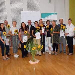 Weihbischof Dr. Anton Leichtfried mit den Lehrgangsleiterinnen Lucia Deinhofer, Monika Angerer und Margarethe Gruber und den Teilnehmenden am Pilgerbegleitungslehrgang. 