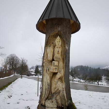 Ein geschnitztes Marterl mit dem Heiligen Martin vor der Kirche Kirchberg an der Pielach