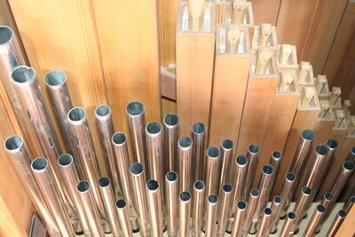 Die Allgäuer Orgel - ein modernes zweimanualiges Instrument im historischen Gehäuse.
