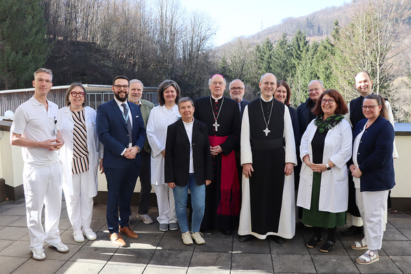 Foto v.l.n.r.: Pflegerischer Standortleiter FH-Hon. Prof. Oliver Loiskandl, BSc, MSc, Interim. Kaufmännischer Standortleiter Lukas Friedl, Ärztliche Standortleiterin Prim.ª Dr.in Ingrid Geiss, MAS, Ing. Richard Einsiedl, OÄ Dr. Anna Blazic, Ingrid Nu
