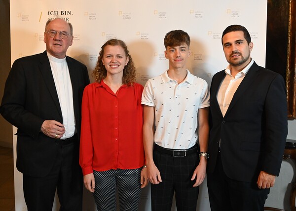 Bischof Alois Schwarz und Medienmanager Thomas Fischbacher freuen sich mit Franziska Desch und Felix Bender über das neue Veranstaltungstool