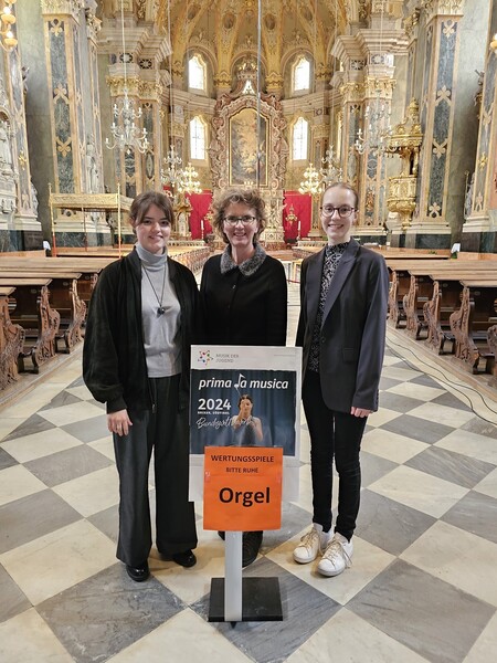 Alma Teibler (li) und Lucie Bryna (re) mit Ulrike Weidinger im Dom zu Brixen
