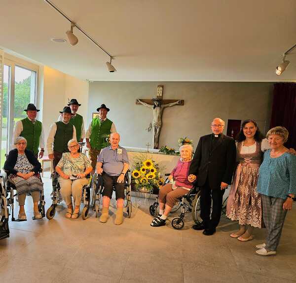 Bewohner und Bewohnerinnen des Zentrums, das Jägerquartett Hofstetten-Grünau, DDr. Knittel, Stephanie Dorner und langjährige Mesnerin Maria Dvorak