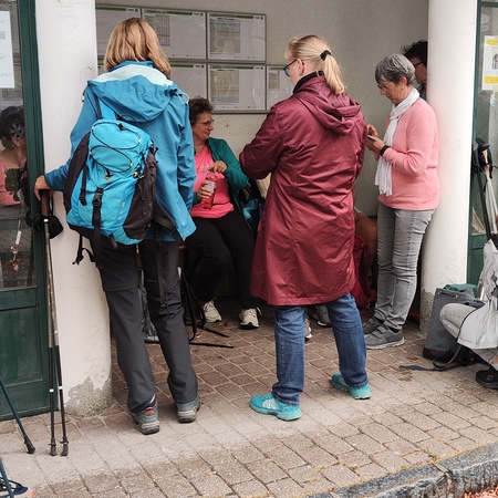 Auch von der Rückseite kann man Wallfahrer betrachten. Ob dieses Bild wirklich auf die Website soll, ist fraglich.