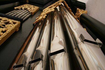 Die Allgäuer Orgel - ein modernes zweimanualiges Instrument im historischen Gehäuse.