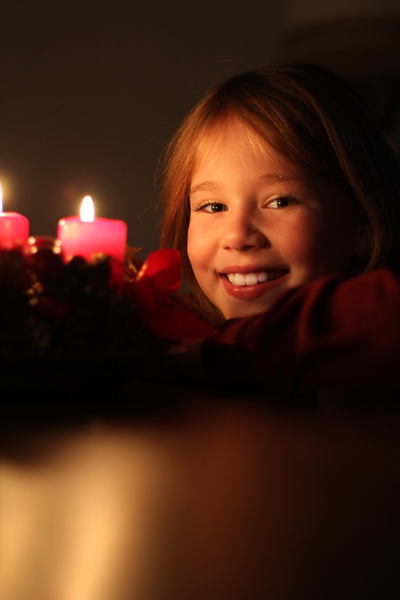 Mädchen vor Adventskranz