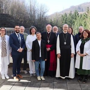 Foto v.l.n.r.: Pflegerischer Standortleiter FH-Hon. Prof. Oliver Loiskandl, BSc, MSc, Interim. Kaufmännischer Standortleiter Lukas Friedl, Ärztliche Standortleiterin Prim.ª Dr.in Ingrid Geiss, MAS, Ing. Richard Einsiedl, OÄ Dr. Anna Blazic, Ingrid Nu