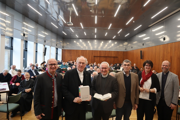 von links nach rechts: Christian Ebner, Bischof Alois Schwarz, Weihbischof A. Leichtfried, Prof. Schaupp, Michaela Lugmaier und GV Weiss