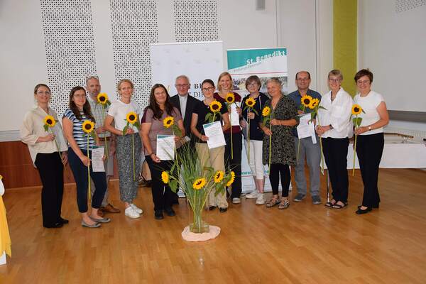 Weihbischof Dr. Anton Leichtfried mit den Lehrgangsleiterinnen Lucia Deinhofer, Monika Angerer und Margarethe Gruber und den Teilnehmenden am Pilgerbegleitungslehrgang. 