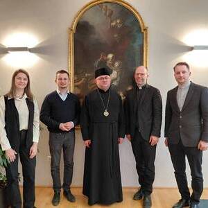 Monika Berger (Mitglied des Osthilfekomitees), Andreas Steinmetz (Vorsitzender  des Osthilfekomitees), Weihbischof Volodymyr Firman, Generalvikar Christoph Weiss,  Auslandsreferent und Übersetzer Pfr. Ivan Vynnyk