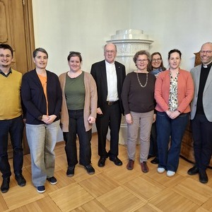 v.l. nach r. Mag. Andreas Steinmetz, Mag. Monika Liedler, Magdalena Ganster, Bischof Alois Schwarz, Irmgard Bayrhofer, Danja Kloibhofer BA MA, MMag. Barbara Taubinger und GV Dr. Christoph Weiss