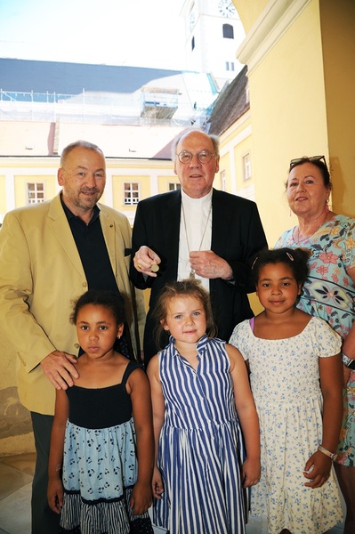 Bischof Alois Schwarz mit Alice und Peter Pitzinger (Vorsitzender des NÖ Katholischen Familienverbandes) und deren Enkelkinder.