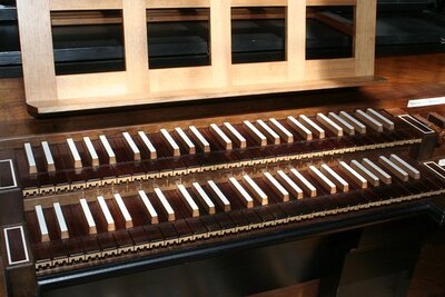 Die Allgäuer Orgel - ein modernes zweimanualiges Instrument im historischen Gehäuse.