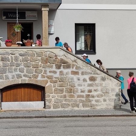 Über diese Stiege ging es hinauf zur Mittagspause in einer Ortschaft, die noch angegeben wird.