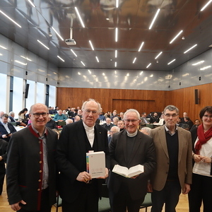 von links nach rechts: Christian Ebner, Bischof Alois Schwarz, Weihbischof A. Leichtfried, Prof. Schaupp, Michaela Lugmaier und GV Weiss