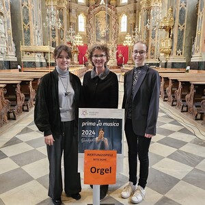 zVg Alma Teibler (li) und Lucie Bryna (re) mit Ulrike Weidinger im Dom zu Brixen