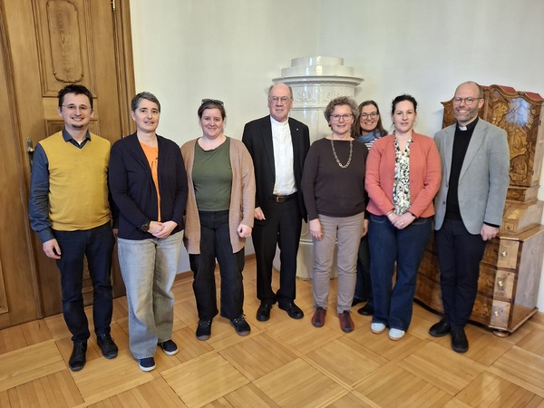 v.l. nach r. Mag. Andreas Steinmetz, Mag. Monika Liedler, Magdalena Ganster, Bischof Alois Schwarz, Irmgard Bayrhofer, Danja Kloibhofer BA MA, MMag. Barbara Taubinger und GV Dr. Christoph Weiss