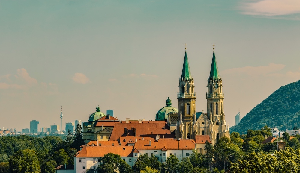 Pfarrausflug der Pfarre St. Andrä in das Stift Klosterneuburg. Spezialführung in Kaiserzimmer, Schatzkammer, Stiftskirche und Verduner Altar – eigene Kinderführung. Anschließend Besuch der Lourdesgrotte in Maria Gugging. Einkehr in einen Gasthof. Vor