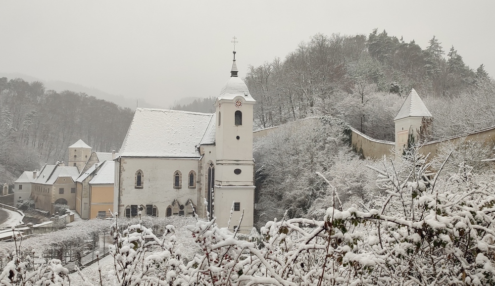 Die Kartausenkirche in Aggsbach Dorf, Blick aus dem verschneiten Meditationsgarten.