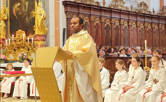 Pater Pius in festlicher, goldenem Ornat die Monstranz erhebend