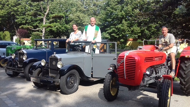 Priester segnet Oldtimer