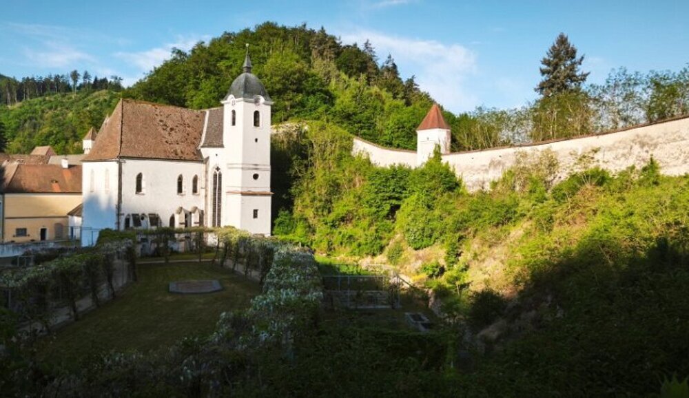 Morgendlicher Blick zur Kartausenkirche, vom Meditationsgarten aus.