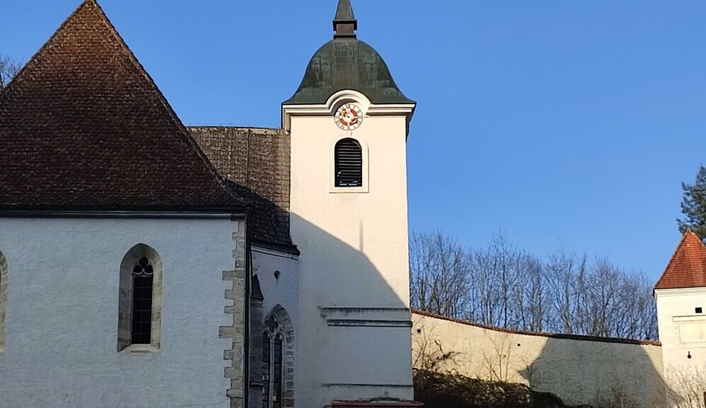 Angebauter Kirchturm, Umfassungsmauer